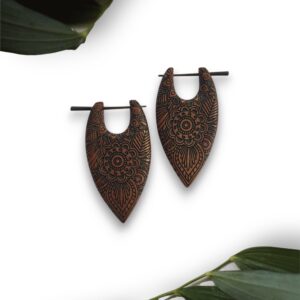 Calla - mandala mintás, gravírozott fa fülbevaló